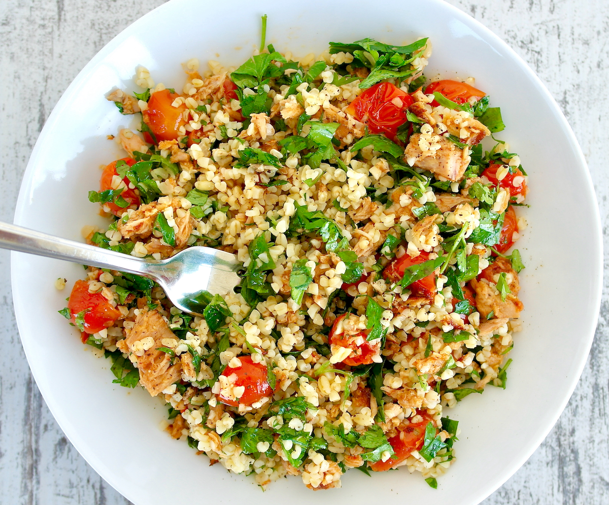 Salát s bulgurem a tuňákem: bezpečnost konzerv a kontrola GI